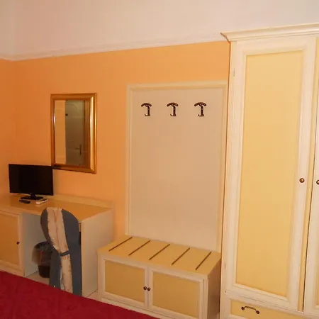 Salus מלון